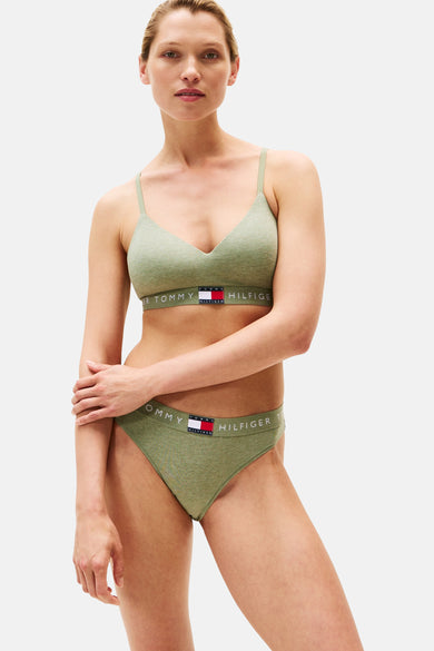 Veste verte TOMMY JEANSANS portéeéeée une pass, un fond. fond