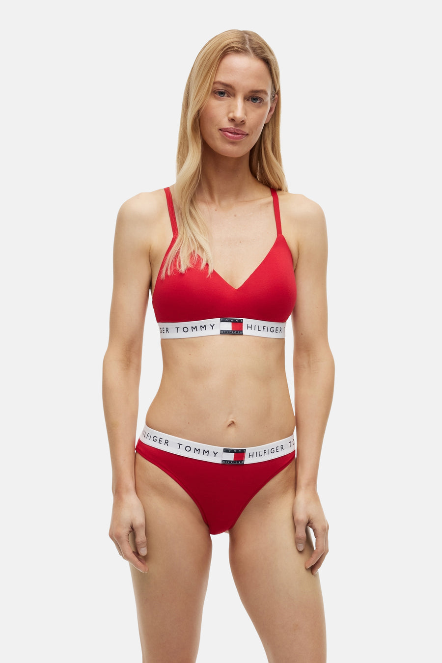 Soutien-gorge rouge de TOMMY JEANS, avec bande élastique blanche et logo de la marque.