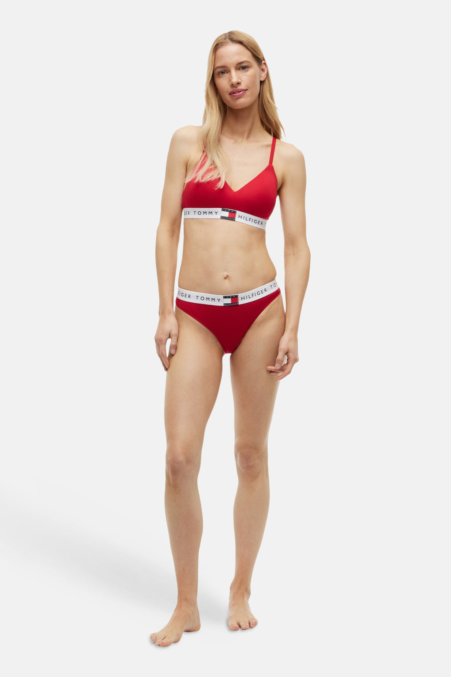 Soutien-gorge rouge de TOMMY JEANS, avec des bandes blanches à logo et des accents rouges.