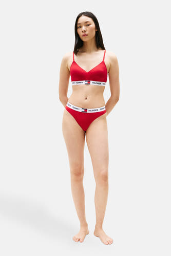 Shorty rouge de TOMMY JEANS, portée par un modèle avec une string rouge assortie.