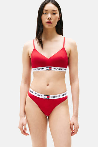 Sous-vêtement rouge de TOMMY JEANS, avec bande blanche et logo répété.