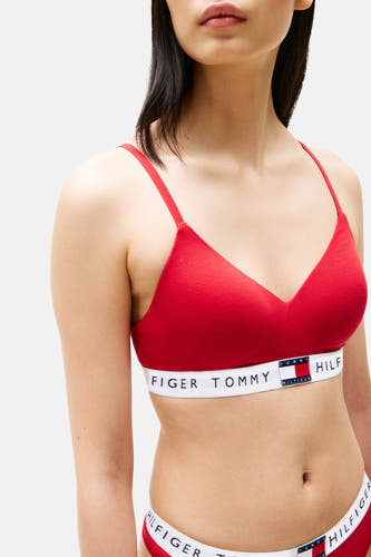 Soutien-gorge TOMMY JEANS de couleur rouge, avec une bande élastique à logo et un string rouge.
