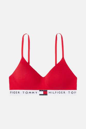 Shorty rouge de TOMMY JEANS, avec une bande logo blanche le long du bas.