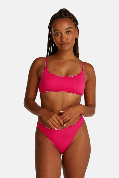 Robe de Tommy Jeans en rose avec une ceinture élastique à logo.