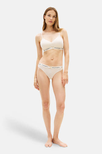Beige slip van TOMMY JEANS met logoband, gedragen door een model in een bijpassende bralette.