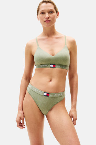 Veste verte TOMMY JEANS, avec une ceinture élastique à logo, vue de derrière.