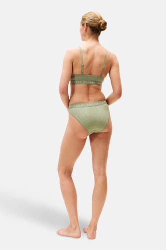 Vert de TOM TOM TOMMY JEANS vu, ar arrière portée par une femme femme ses cheveux relevés.