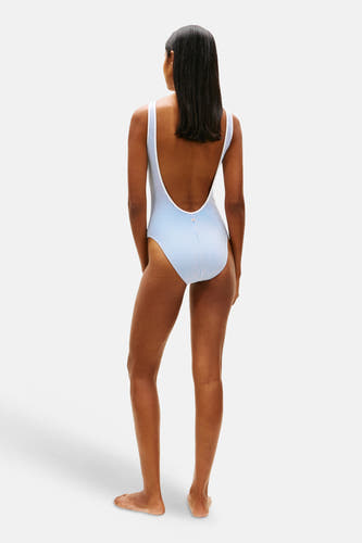 Maillot de bain rayé bleu de TOMMY JEANS avec dos plongeant, montré en vue arrière.