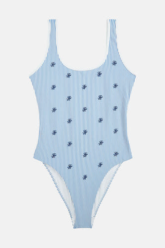 Maillot de bain rayé bleu et blanc de TOMMY JEANS avec un motif de petits logos bleu foncé et des bordures blanches.