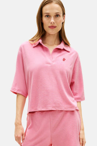 Polo en short assortis en tissu éponge rose à manches courtes de TOMMY JEANS, avec logo brodé rouge.