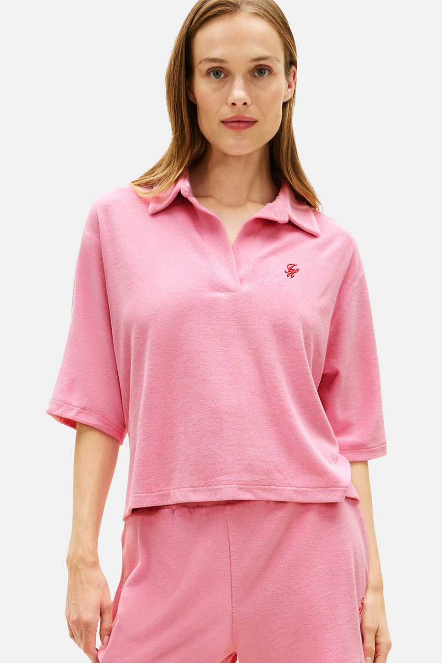 Polo en short assortis en tissu éponge rose à manches courtes de TOMMY JEANS, avec logo brodé rouge.