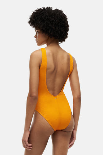 Maillot de bain structuré orange de TOMMY JEANS avec dos plongeant, vue arrière sur le mannequin.