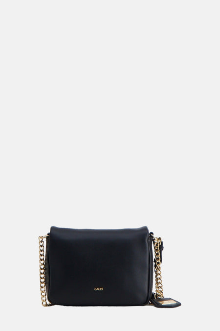 Sac à dos noir de Gaudi Jeans avec ceen en chaîne et détail du logo de la marque.