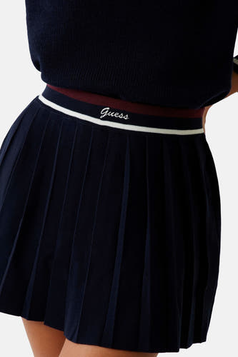 Robe bleue à plis courte de Guess, avec une ceinture rayée et des détails de logo brodés.