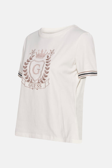 T-shirt écru à manches courtes de Guess, avec logo sur la poitrine et détails rayés sur les manches.
