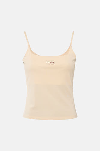 Haut beige à fines bretelles de Guess, porté avec un jean bleu et des baskets couleur crème.