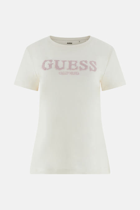 T-shirt blanc à manches courtes de Guess, avec le logo "Guess California" rose sur la devanture.
