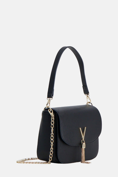 Sac bandoulière noir de VALENTINO BAGS, avec un logo V doré et des détails de chaîne sur le côté et une frange.