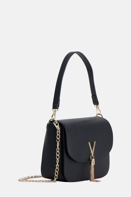 Sac bandoulière noir de VALENTINO BAGS, avec un logo V doré et des détails de chaîne sur le côté et une frange.