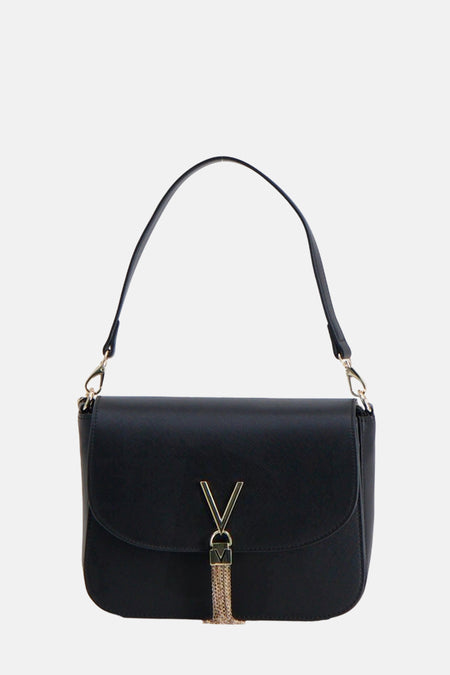Sac à dos noir de VALENTINO BAGS avec des détails dorés et une chaîne, porté sur un haut blanc et des jeans.