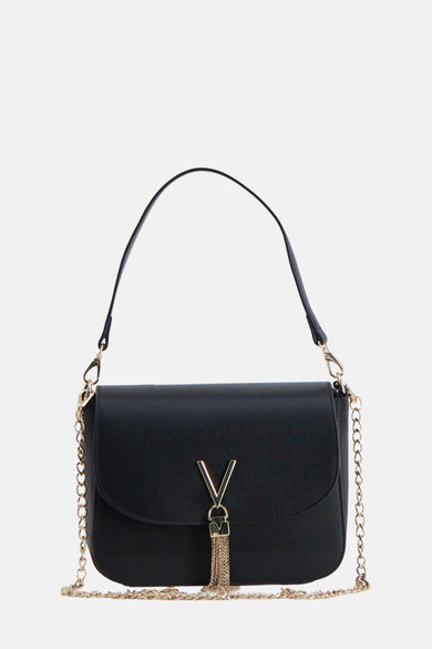Sac à dos noir de VALENTINO BAGS, avec détail de chaîne dorée et porte-manteau décoratif doré en forme de V avec franges.