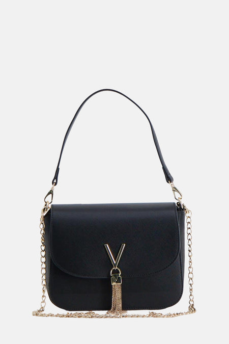 Sac à dos noir de VALENTINO BAGS, avec détail de chaîne dorée et porte-manteau décoratif doré en forme de V avec franges.