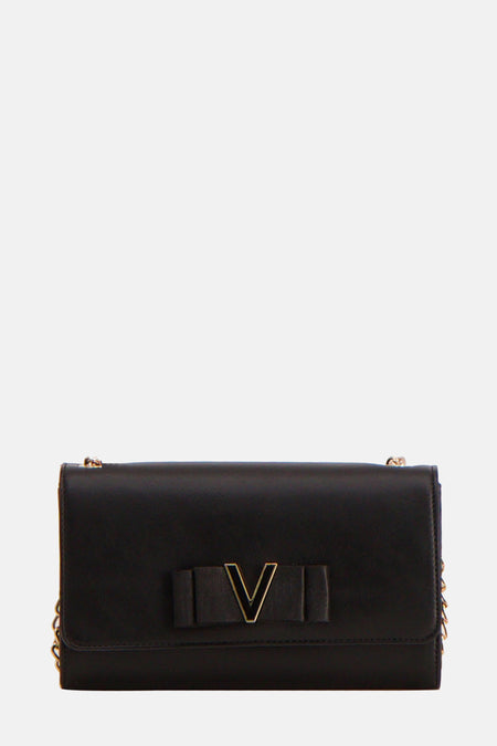 Sac à dos noir de VALENTINO BAGS, avec un V en or sur une bande et une chaîne en or.