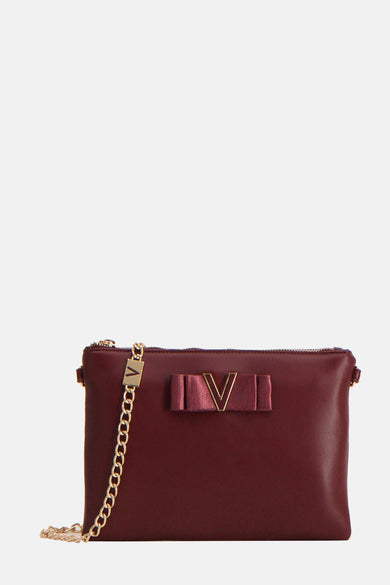 Manteau de Bordeaux VALENTINO BAGS avec avec chaîne en or et une ceinture rose avec le logo V en or.