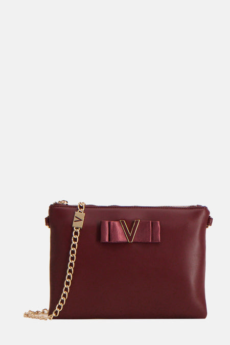 Manteau de Bordeaux VALENTINO BAGS avec avec chaîne en or et une ceinture rose avec le logo V en or.