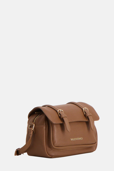 Sac à épaules brun de VALENTINO BAGS, avec des fermoirs dorés, porté avec une chemise noire et un pantalon, gros plan.