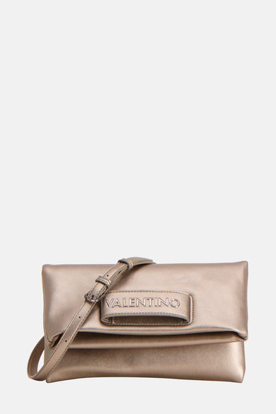 Veste grise de VALENTINO BAGS, portée par une femme habillée d'une chemise noire et d'un pantalon.