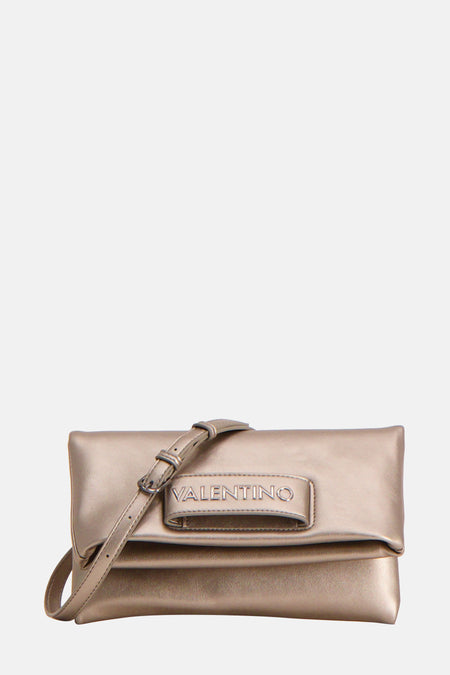 Veste grise de VALENTINO BAGS, portée par une femme habillée d'une chemise noire et d'un pantalon.