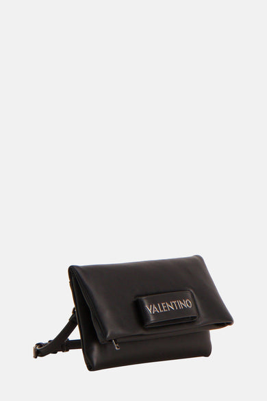 Sac à dos noir de VALENTINO BAGS, avec nom de marque argenté et bandoulière ajustable.