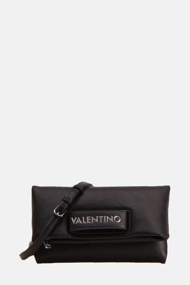 Sac à dos noir de VALENTINO BAGS, tenu par une main, avec un logo imprimé argenté et porté avec un blazer blanc.
