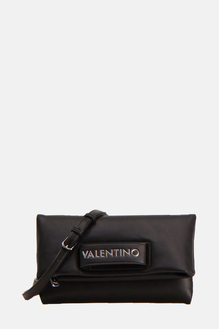 Sac à dos noir de VALENTINO BAGS, tenu par une main, avec un logo imprimé argenté et porté avec un blazer blanc.