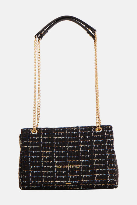 Sac à dos noir de VALENTINO BAGS, avec un motif tissé, une chaîne d'or et des poignées en cuir noir.