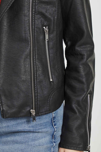 Manteau noir en cuir imitation de Vila, avec des fermetures éclair argentées et porté sur un jean bleu.