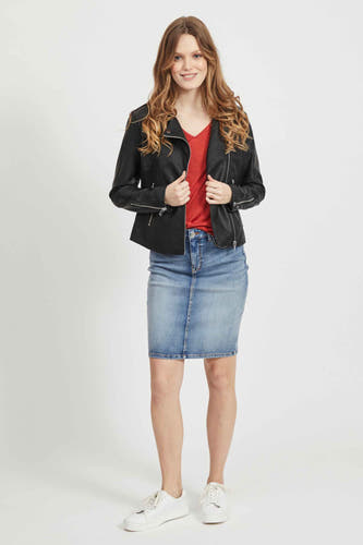 Blouson imitateur noir de VILA®, avec longues manches, un t-shirt à col en V rouge et une jupe en denim.