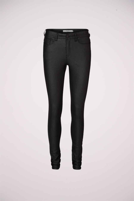 Pantalon noir de VERO MODA, vu de de derrière, avec une texture lisse et cuirée.