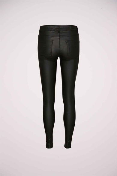Zwarte broek van VERO MODA, gezien van achteren, met een gladde, lederachtige textuur.
