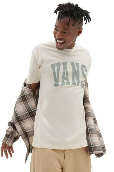 T-shirt beige à manches courtes avec grand logo VANS de VANS, porté avec une chemise à carreaux et un pantalon beige, photo lifestyle