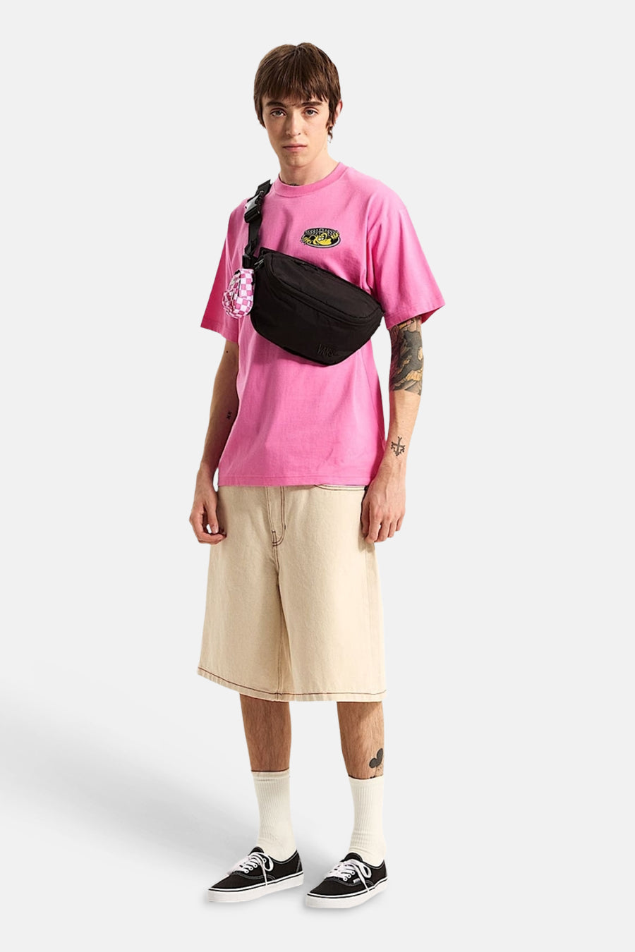 Short écru de VANS avec jambes larges et surpiqûres marron contrastées, porté par un mannequin.