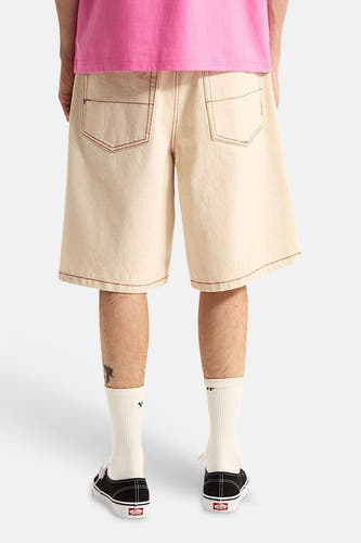 Short de couleur écru de VANS "OFF THE WALL" avec surpiqûres contrastées brun-rouge voyantes sur les poches arrière et les ourlets, dos visible.