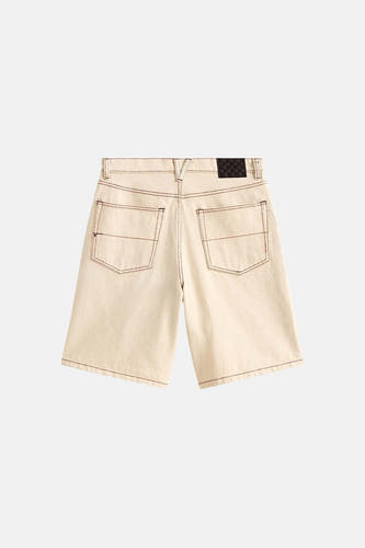 Short écru de VANS "OFF THE WALL" avec surpiqûres contrastées, poches arrière et étiquette noire sur la ceinture, vue de dos.