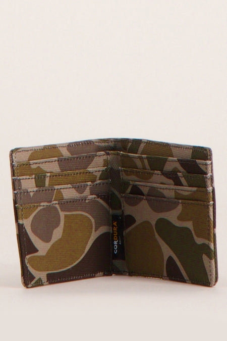 Portefeuille camouflage vert de VANS "OFF THE WALL", avec plusieurs compartiments et une texture en tissu.