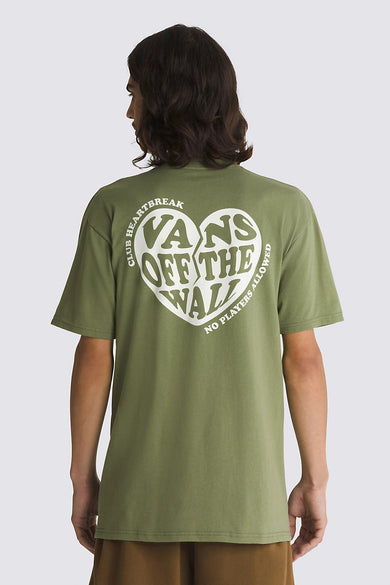 T-shirt vert de VANS "OFF THE WALL" avec une impression de forme de cœur blanche sur le dos.