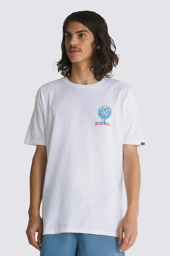 Man met lang haar, wit T-shirt met blauwe en rode print, blauwe korte broek.