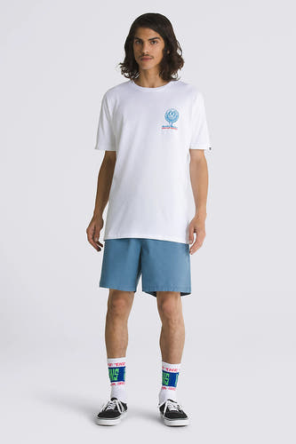 Wit T-shirt met korte mouwen van VANS “OFF THE WALL”, met blauwe print op de borst, gecombineerd met blauwe shorts en witte sokken.
