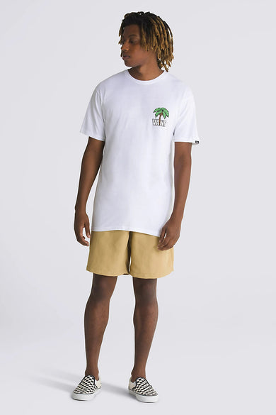 T-shirt blanc à manches courtes de VANS, avec petit logo palmier, porté avec des shorts kaki et des chaussettes rayées noires et blanches.