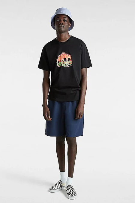 T-shirt à manches courtes noir de VANS, avec imprimé graphique d'une créature ardente et texte 'VANS'. Le modèle porte un chapeau bleu, un short et des chaussures slip-on à carreaux.